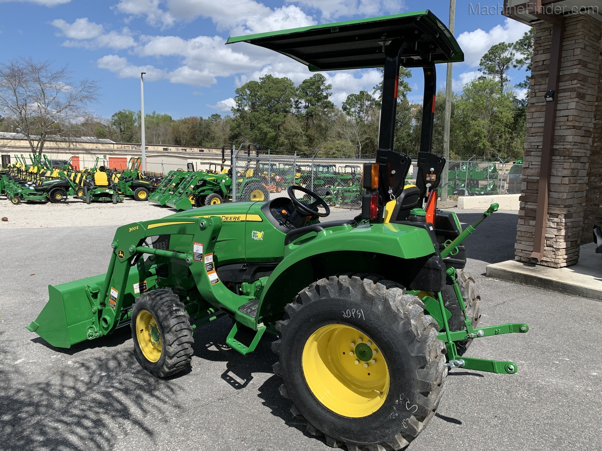 2020 John Deere 3035D Image 6