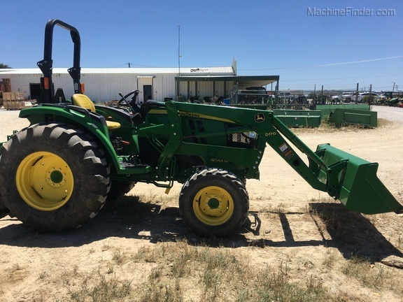 2015 John Deere 4044M Image 4