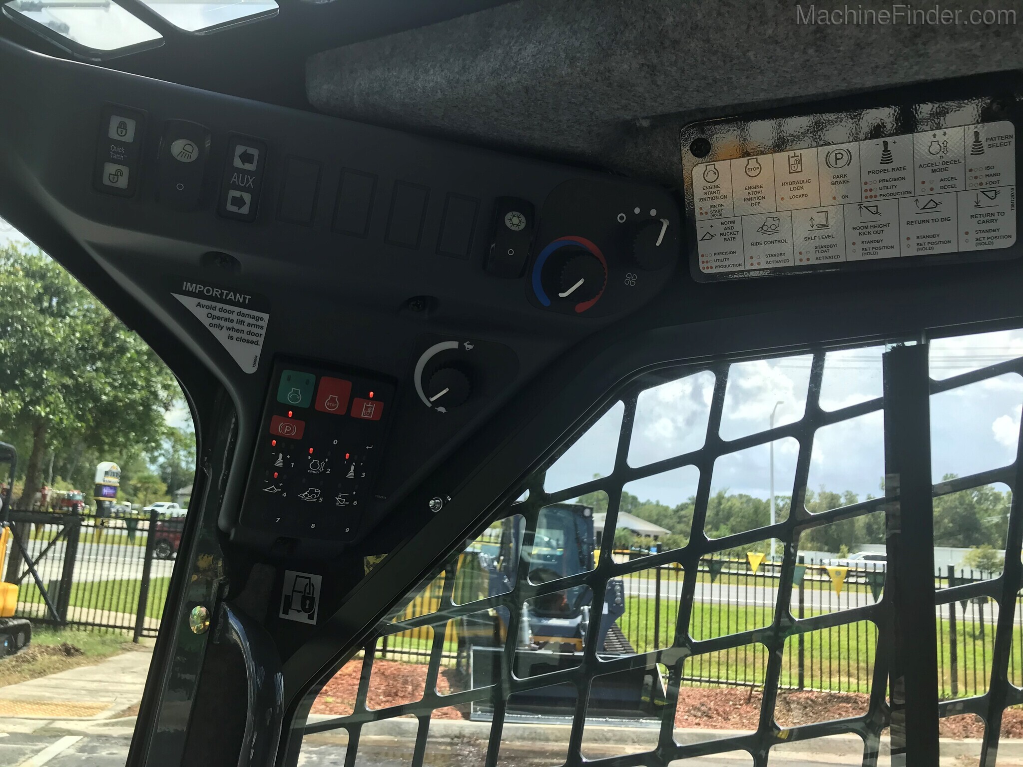 2020 John Deere 325G Image 6