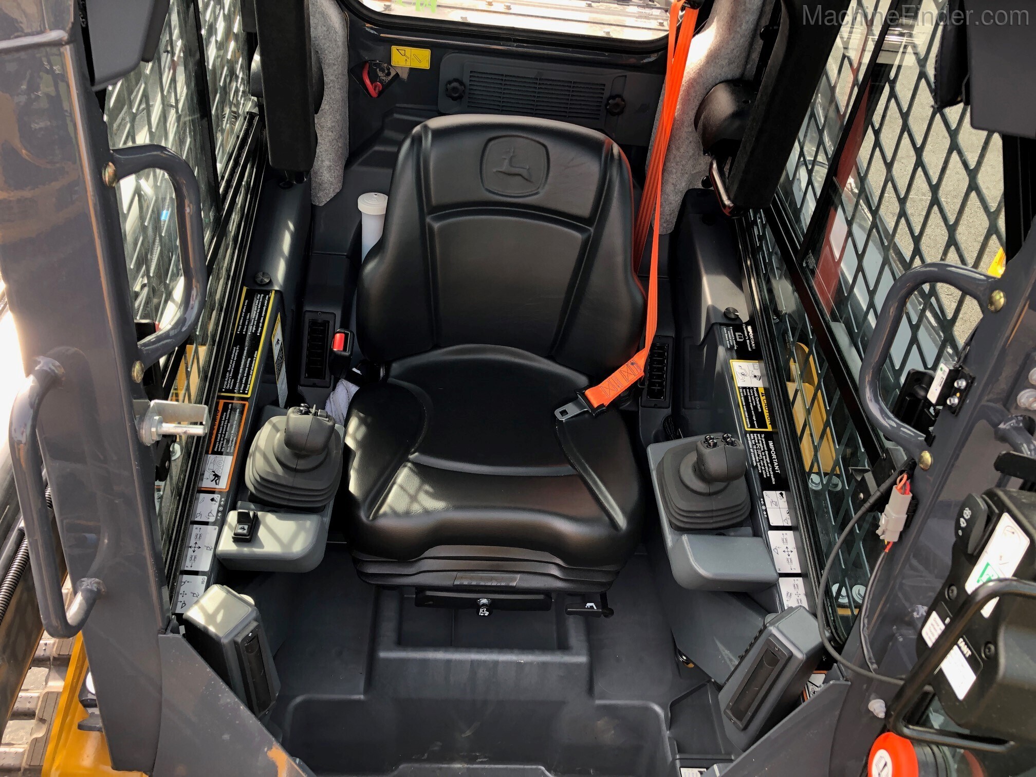 2020 John Deere 325G Image 2