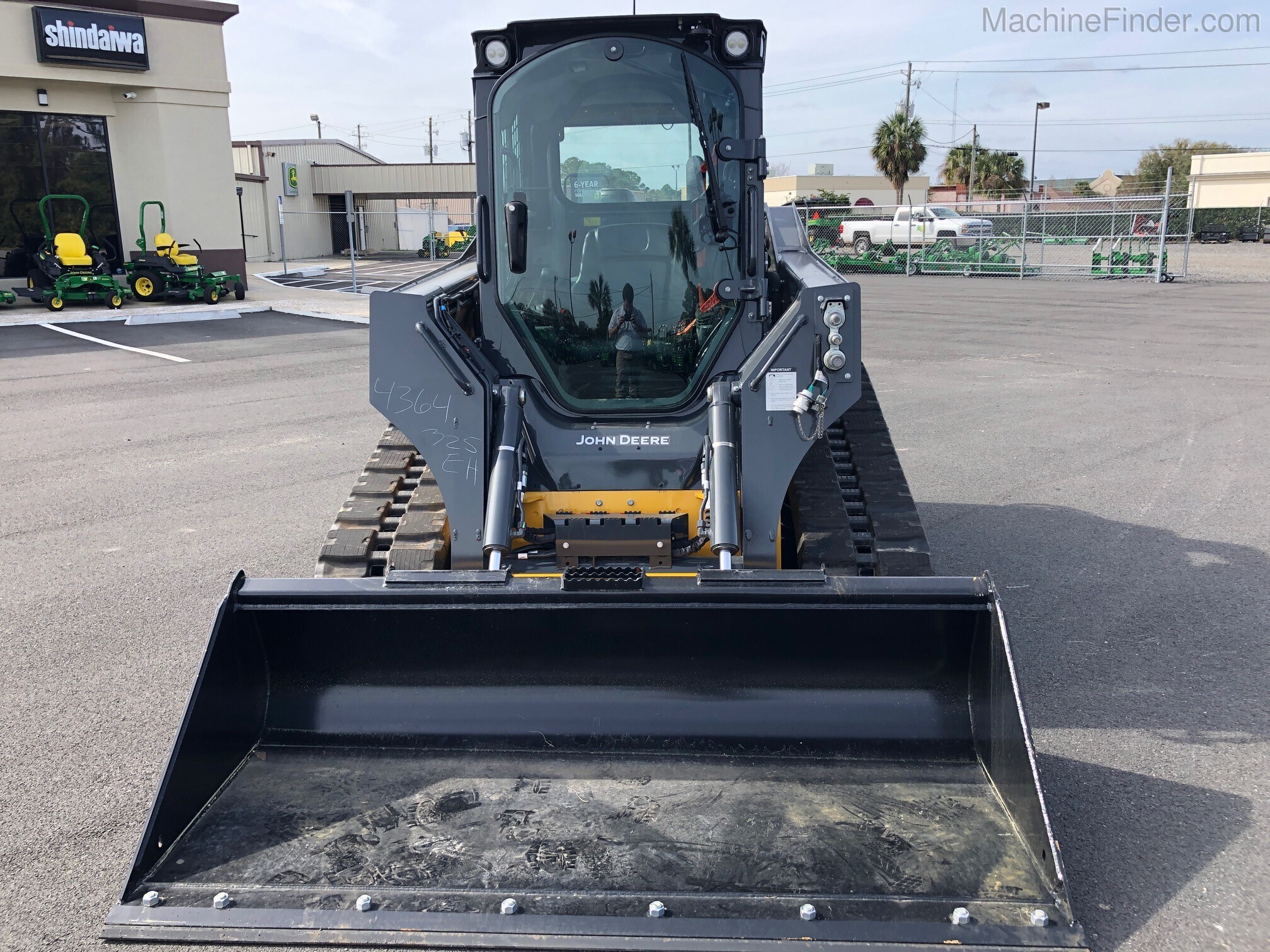 2020 John Deere 325G Image 3