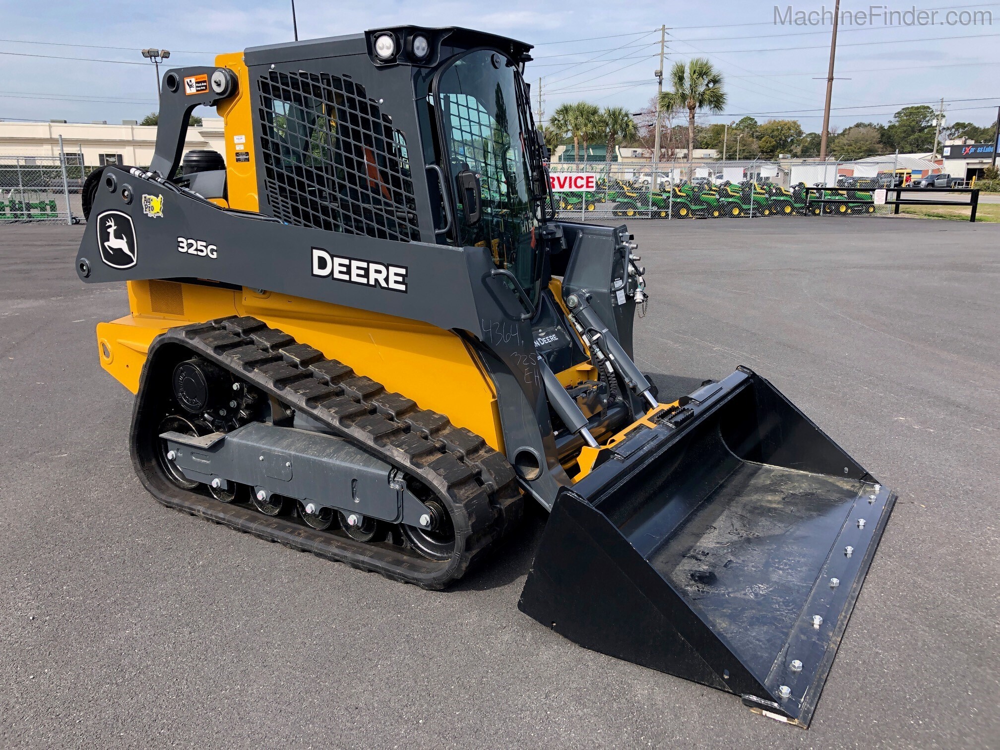 2020 John Deere 325G Image 4