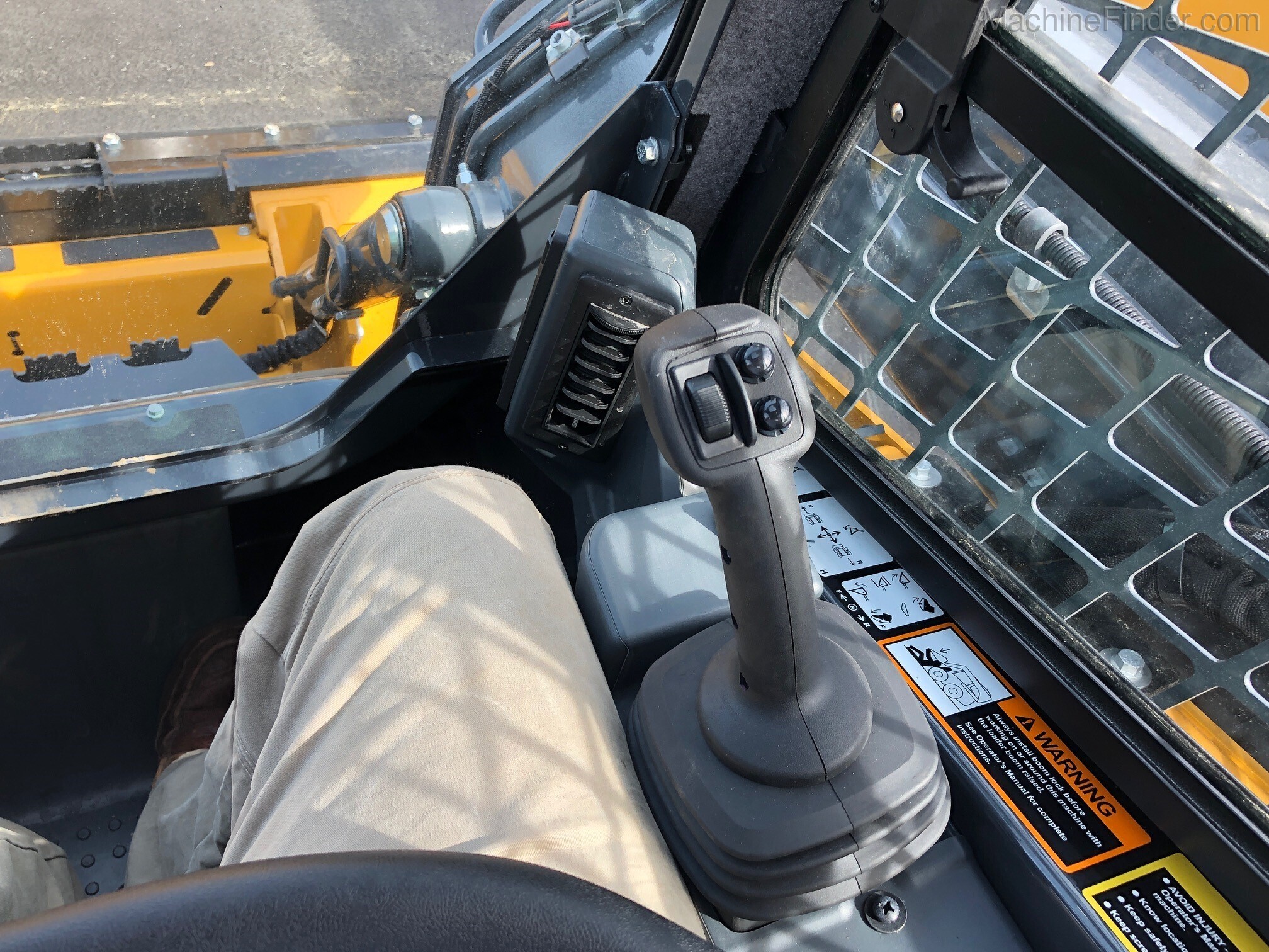 2020 John Deere 325G Image 8