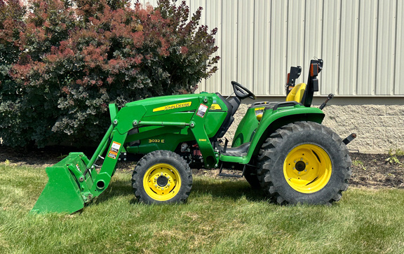 2017 John-Deere 3032E