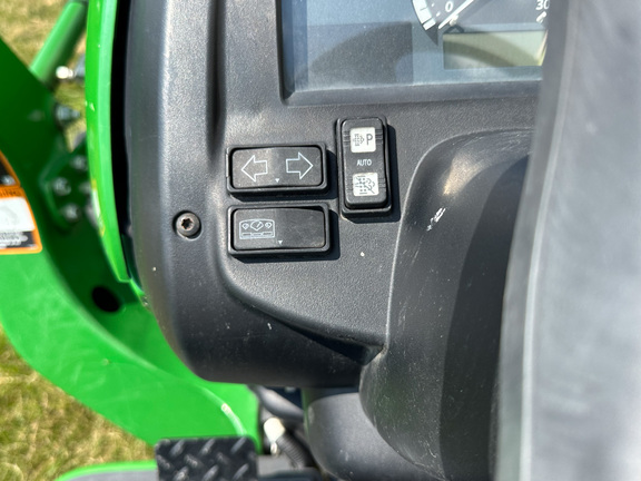 2017 John-Deere 3032E