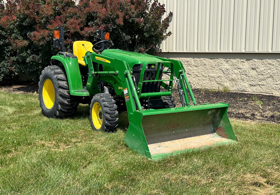 2017 John-Deere 3032E