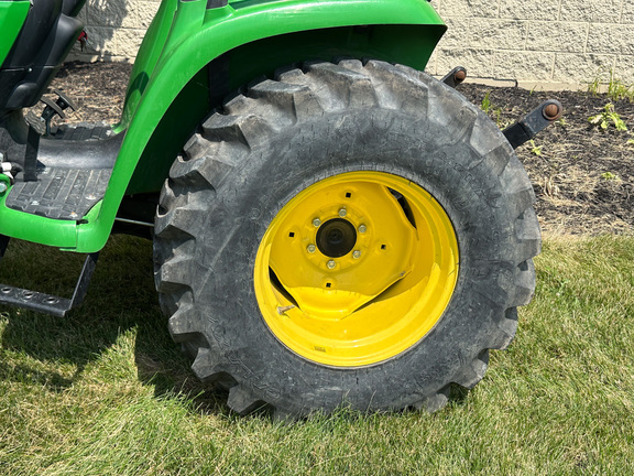 2017 John-Deere 3032E