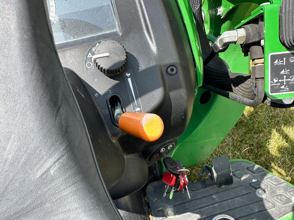 2017 John-Deere 3032E