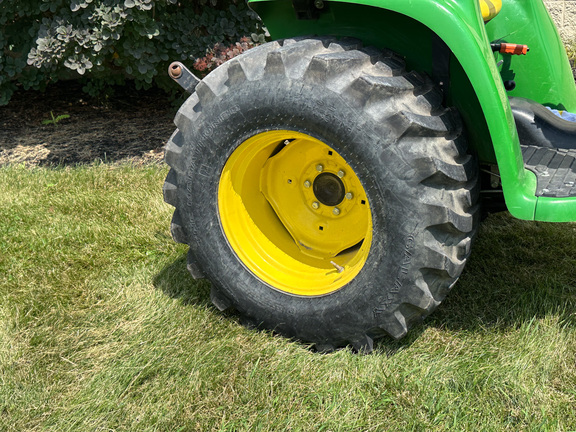 2017 John-Deere 3032E