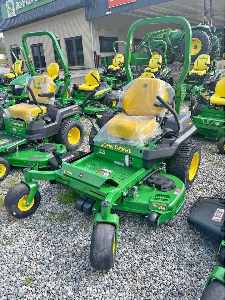 2025 John Deere Z720E Image 1