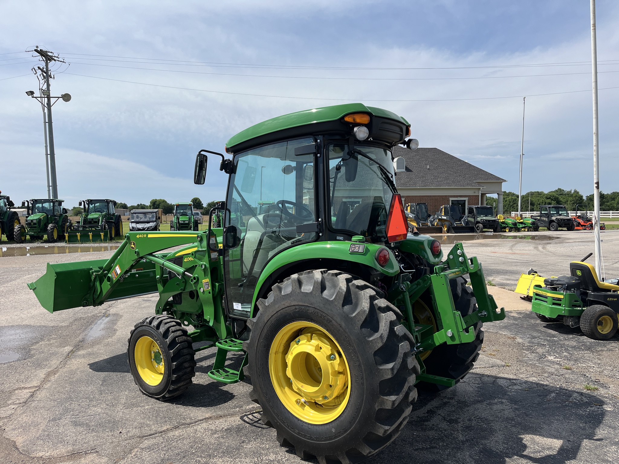 2023 John Deere 4066R Image 3