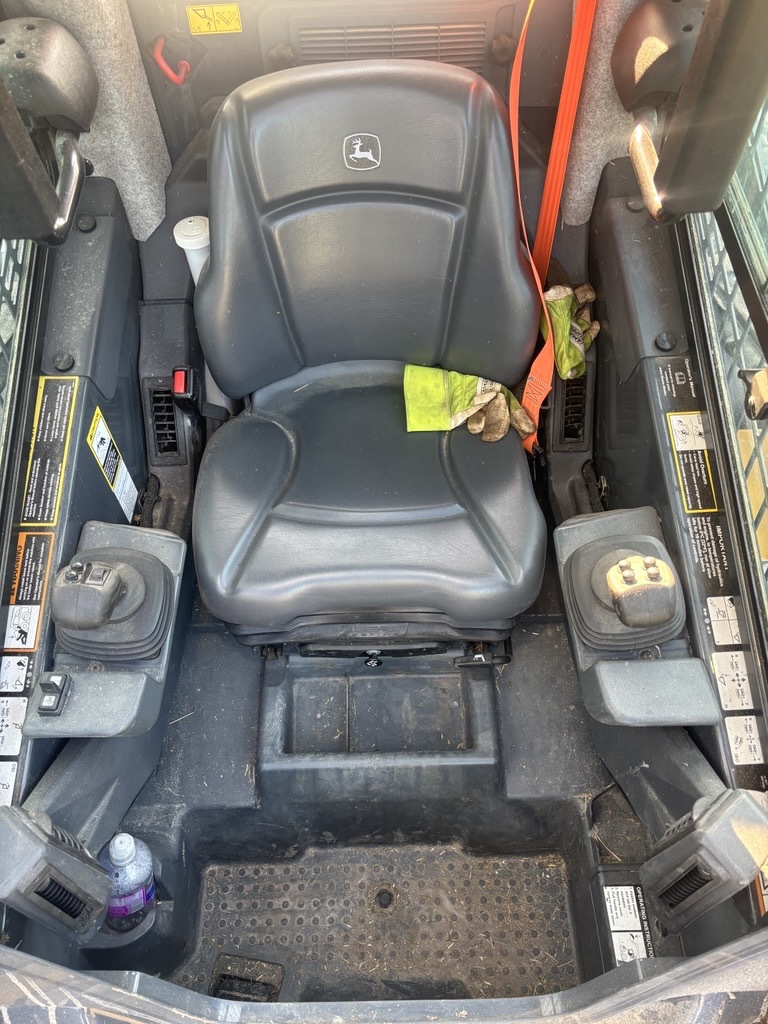 2021 John Deere 324G Image 24