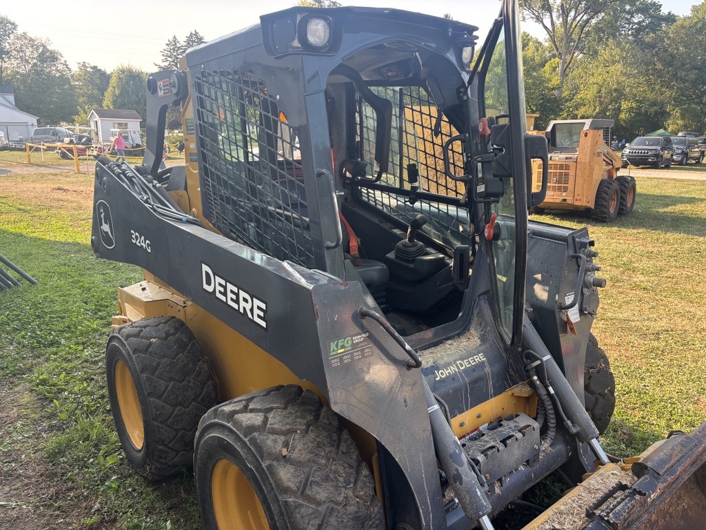 2021 John Deere 324G Image 2