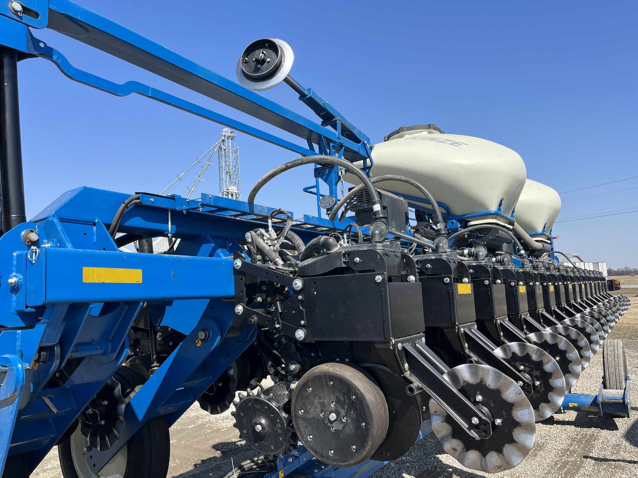 2023 Kinze 3665 Image 2