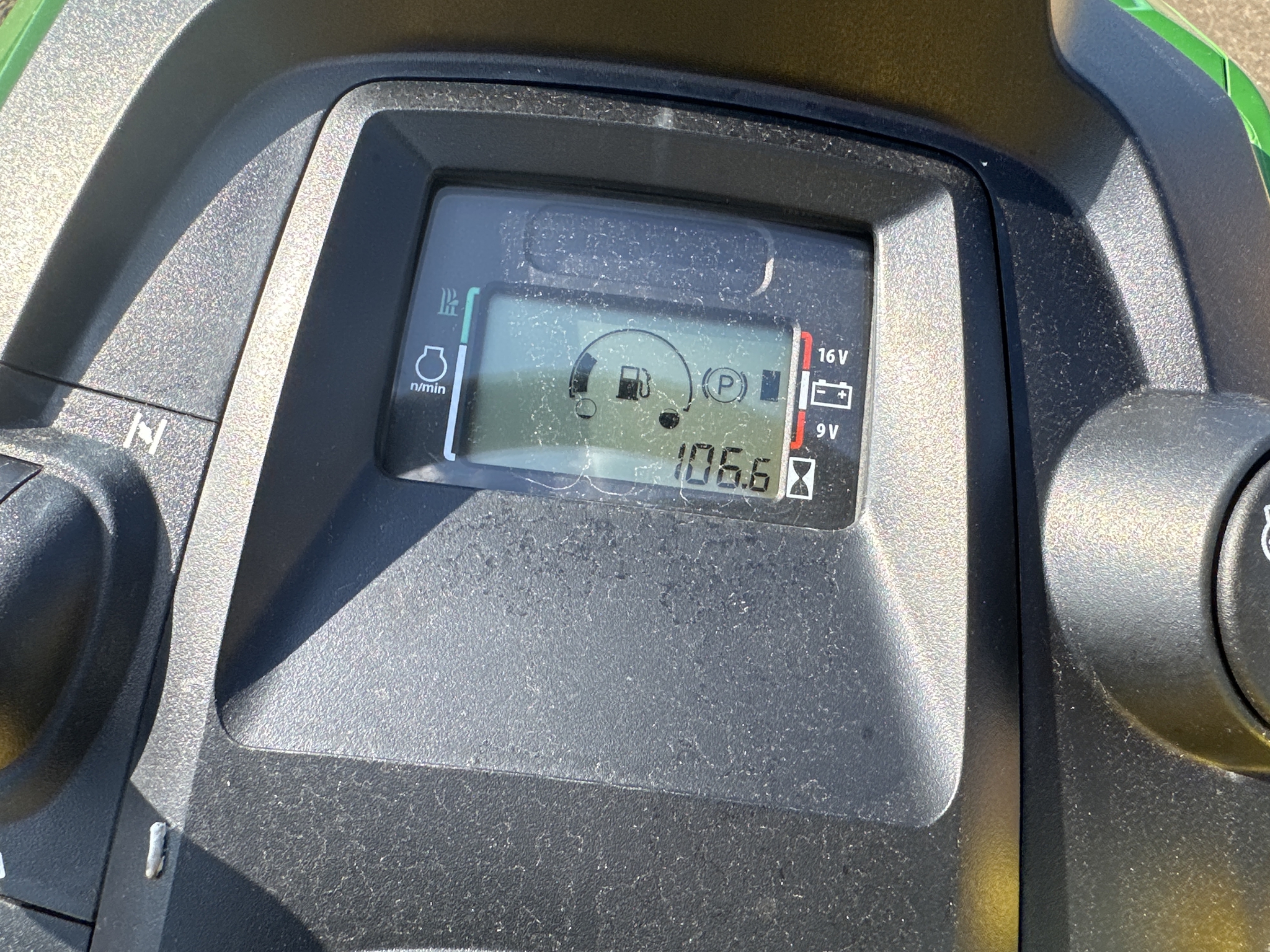 2017 John Deere x380 Image 6