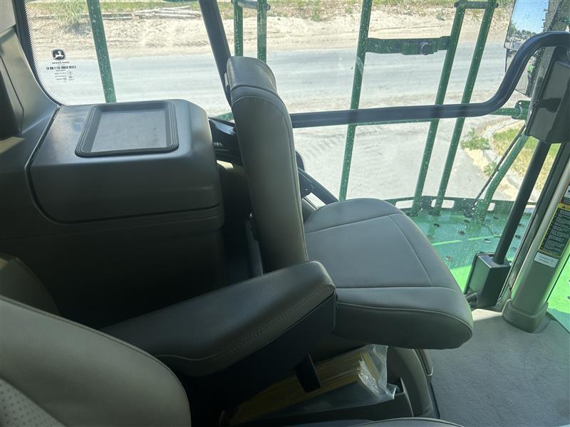 2024 John Deere 800R Image 24