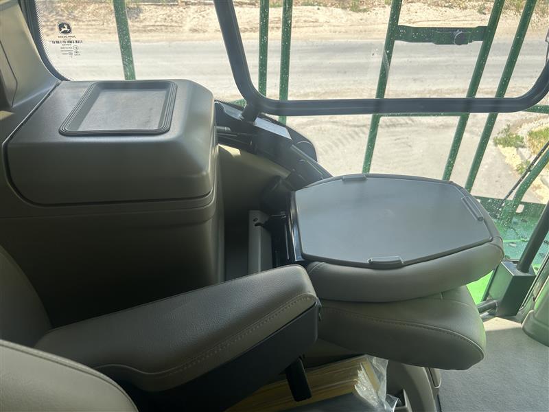 2024 John Deere 800R Image 25