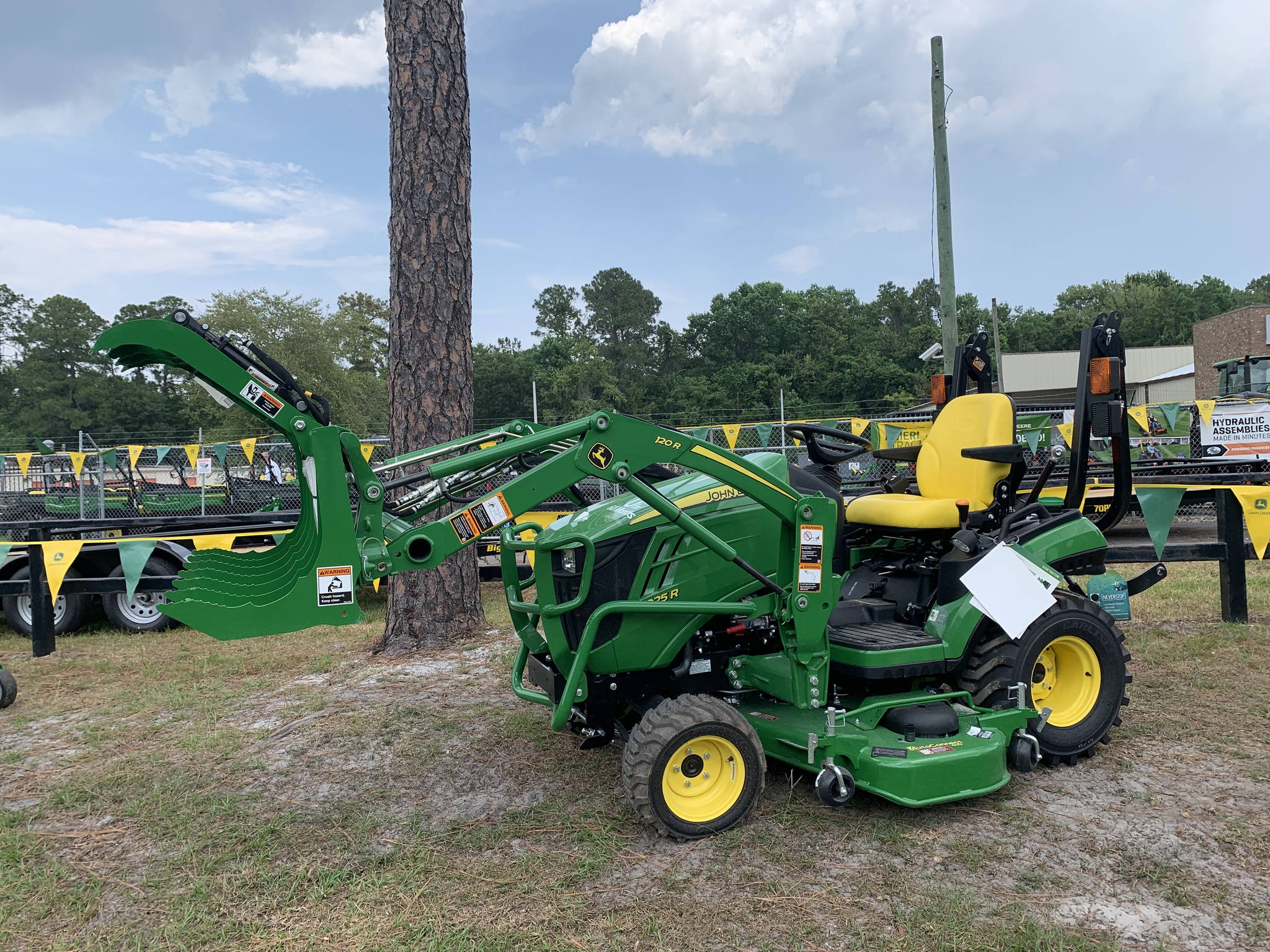 2024 John Deere 1025R Image 2