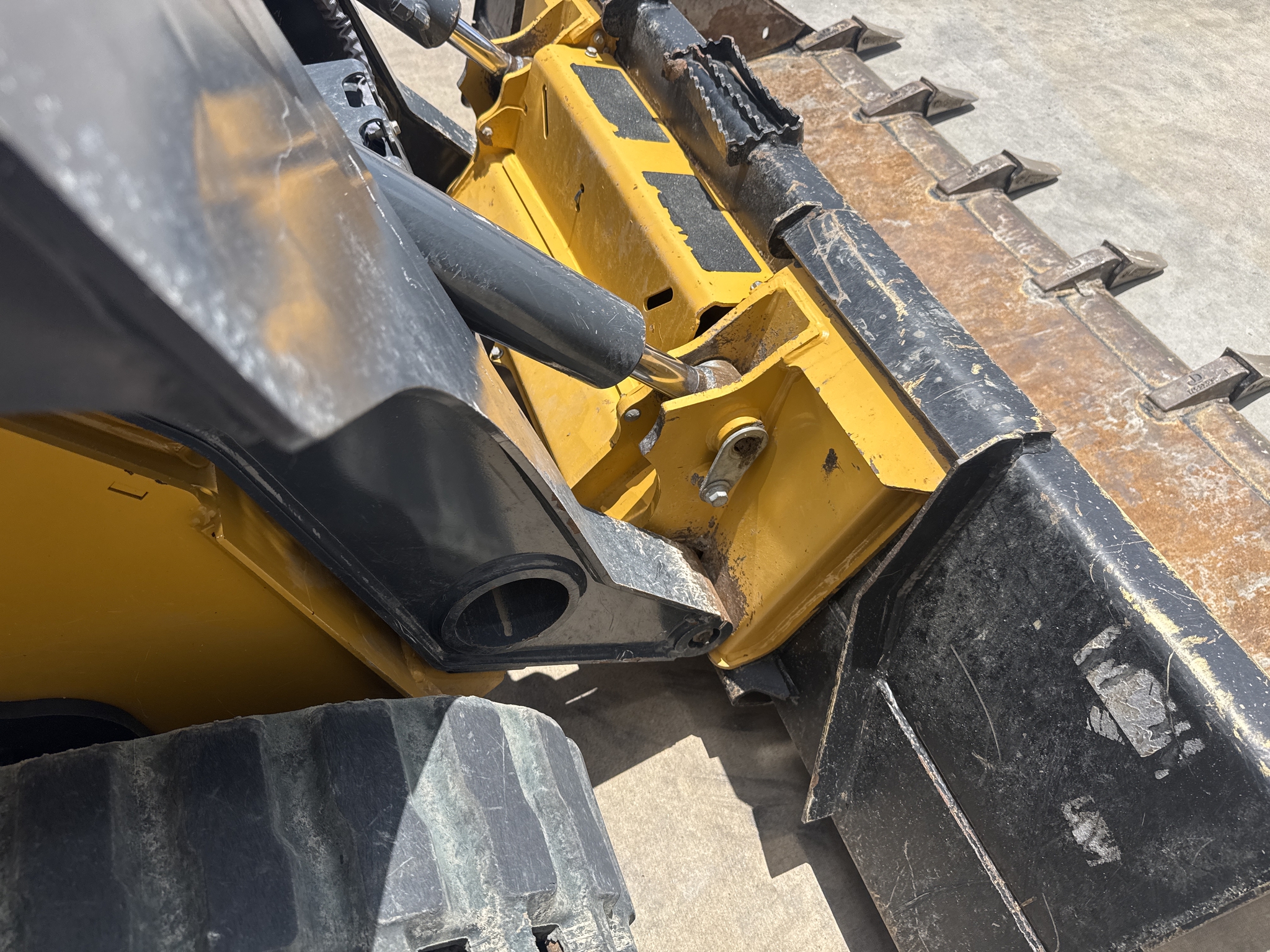 2023 John Deere 325G Image 21