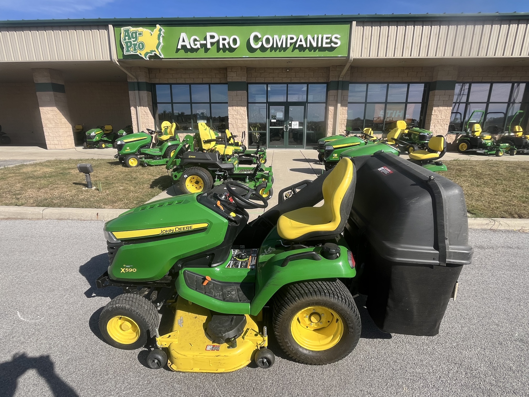 2019 John Deere X590 Image 1