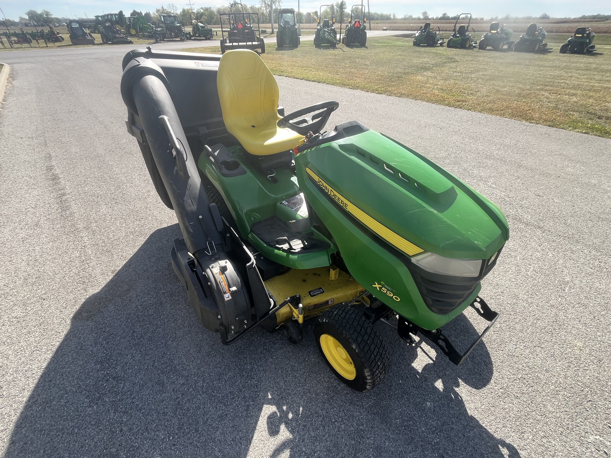 2019 John Deere X590 Image 3