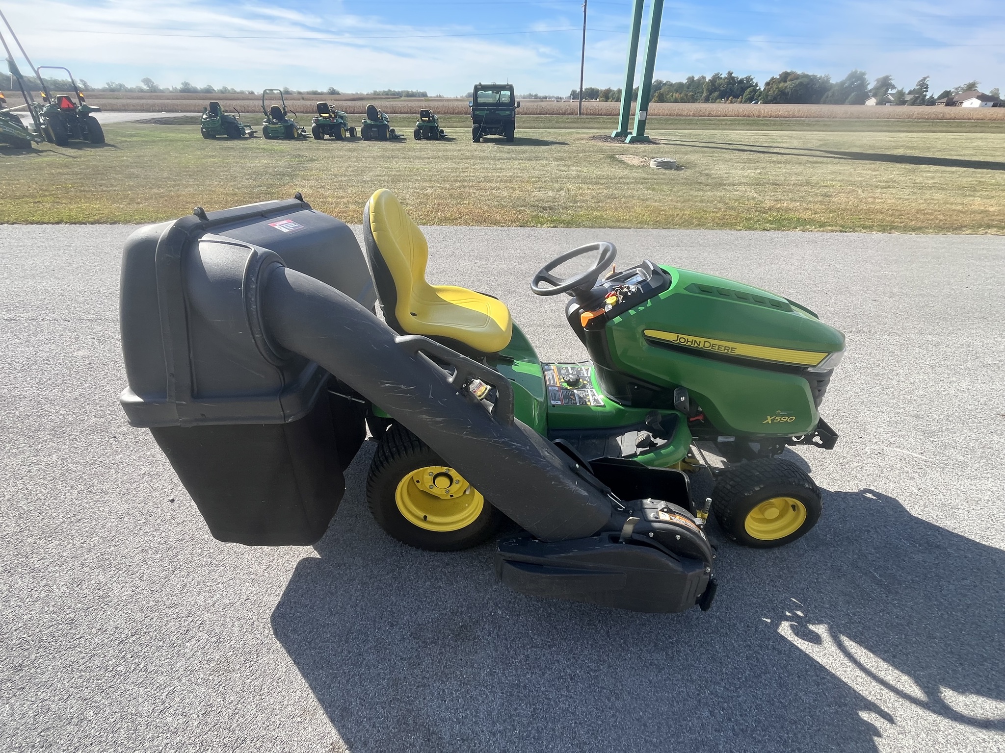 2019 John Deere X590 Image 4