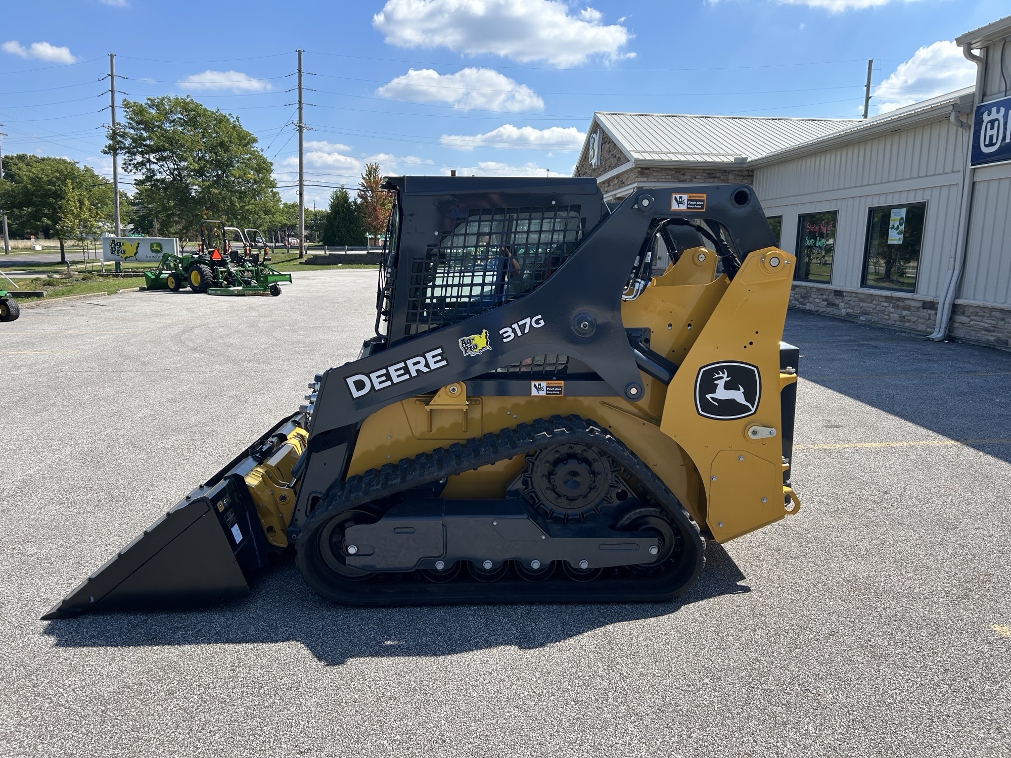 2024 John Deere 317G Image 7