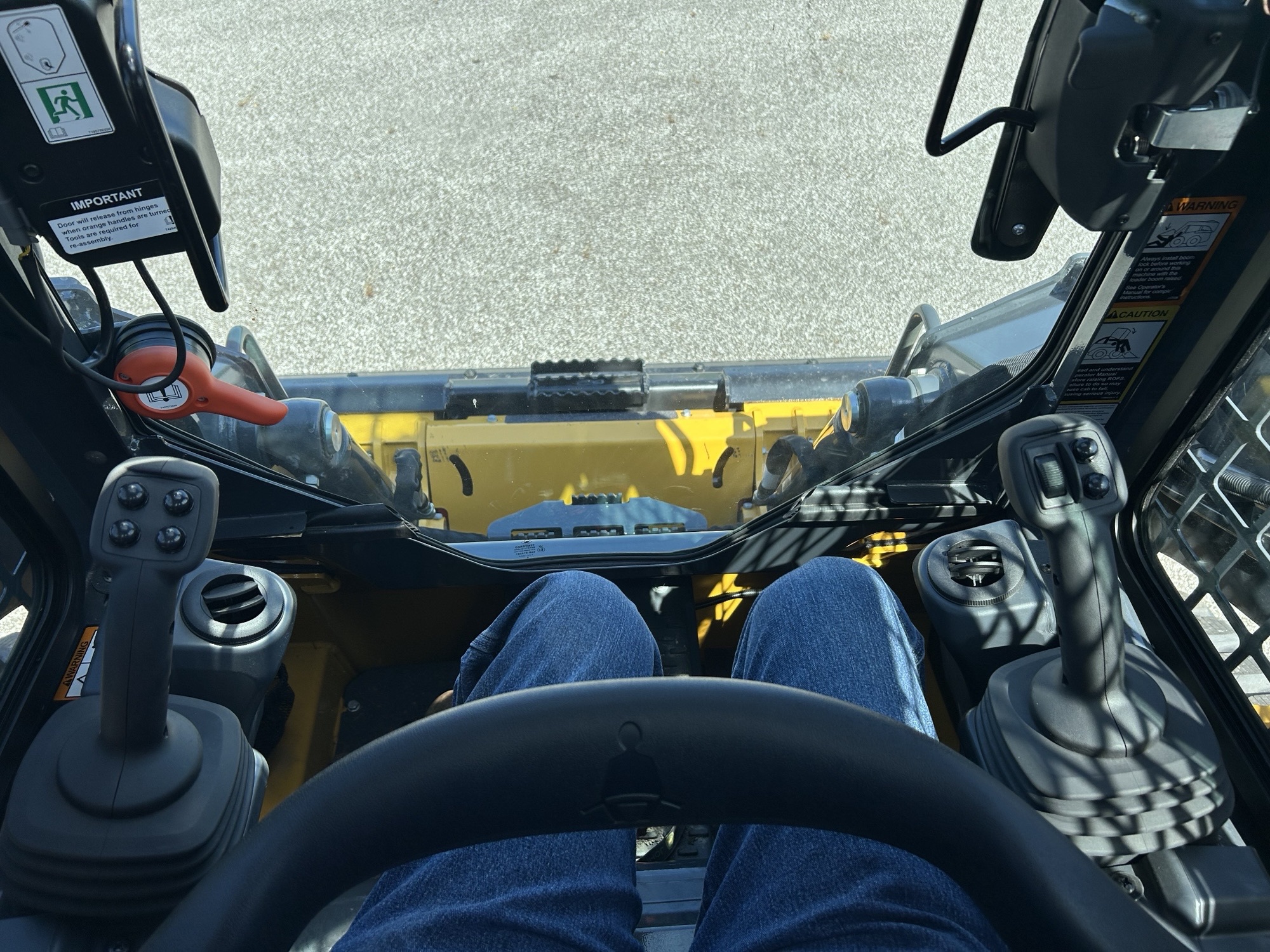 2024 John Deere 317G Image 9