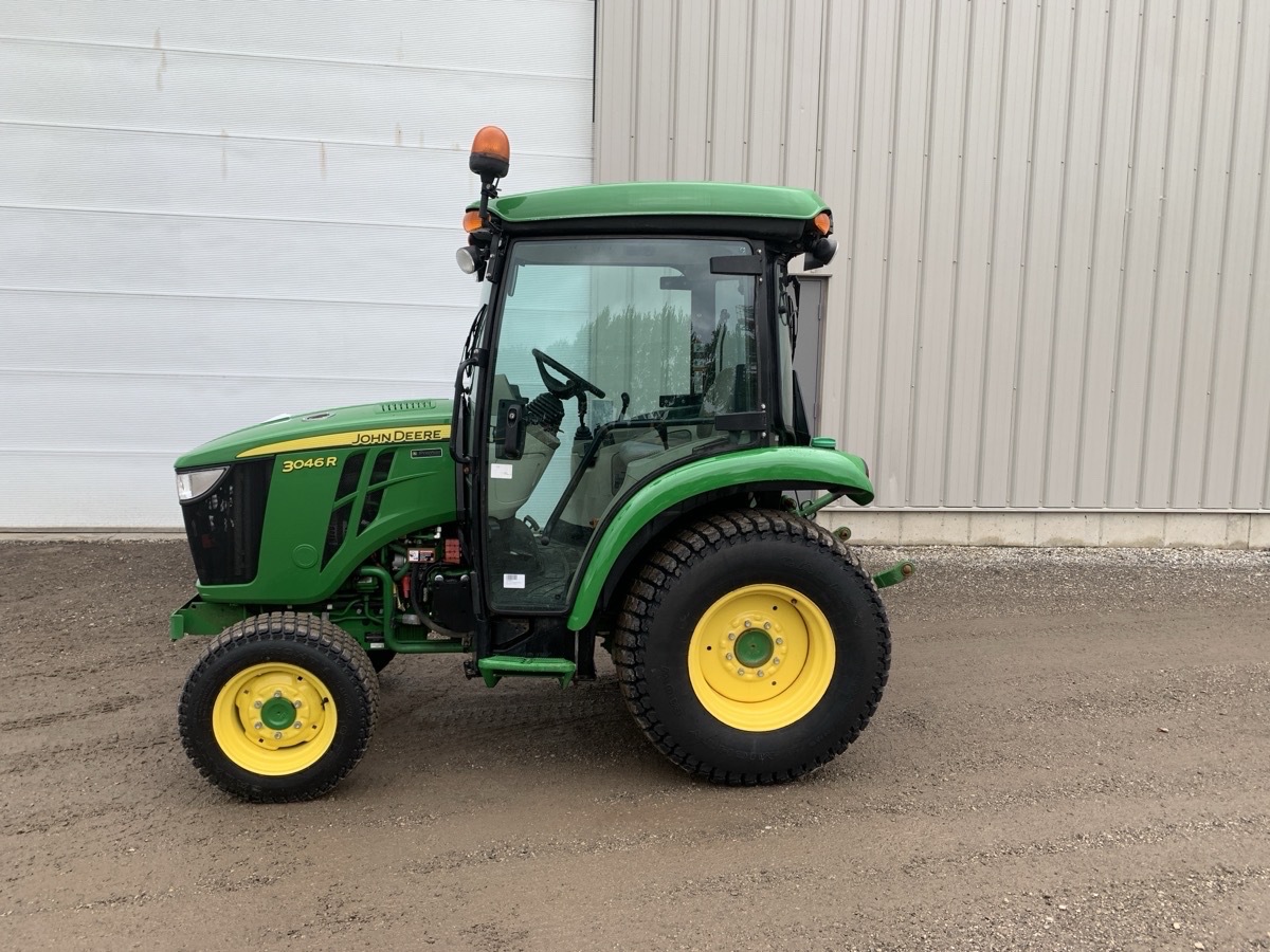 2021 John Deere 3046R Image 3