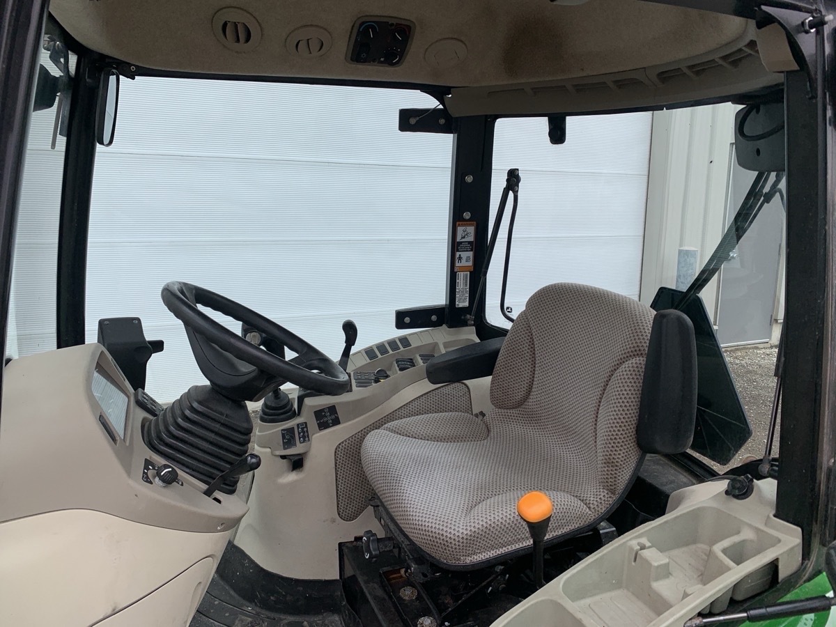 2021 John Deere 3046R Image 7