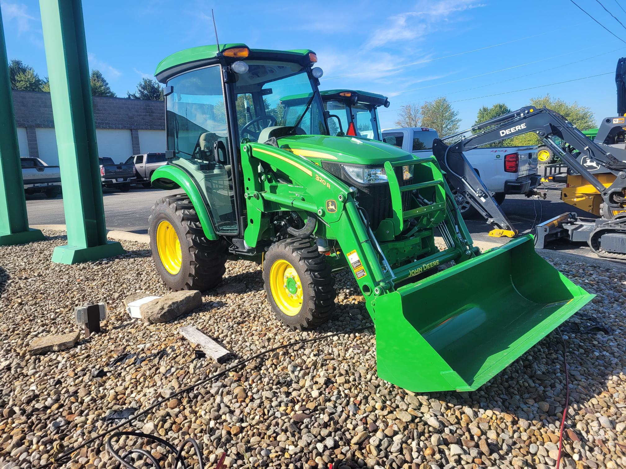 2022 John Deere 3033R Image 1