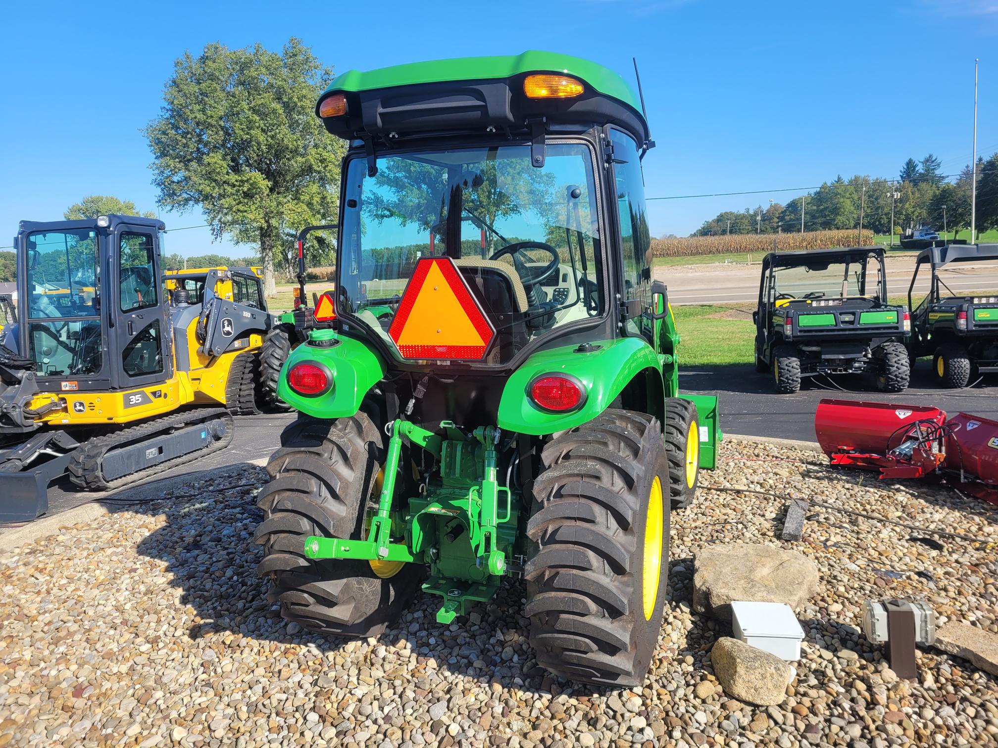 2022 John Deere 3033R Image 3