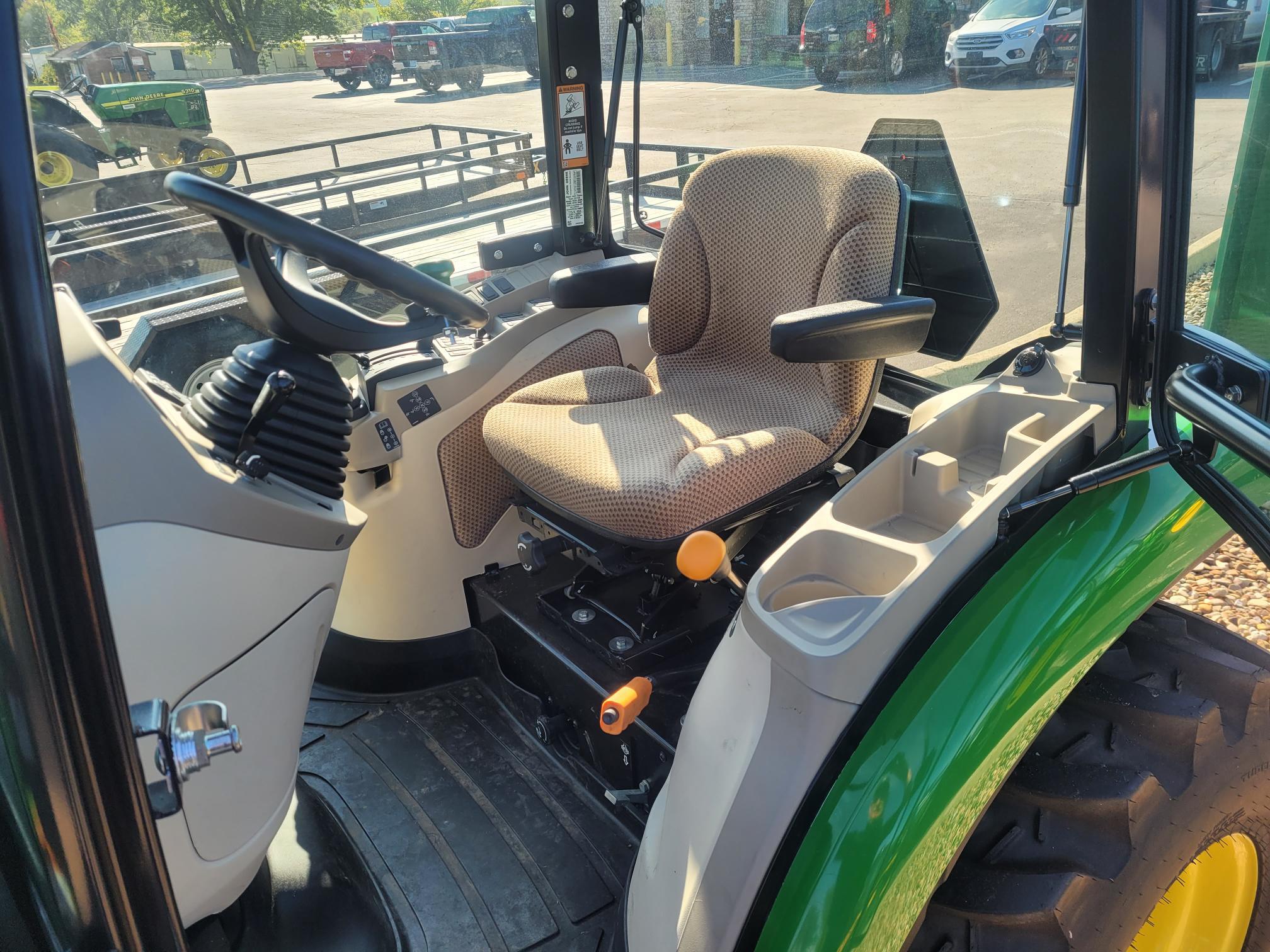 2022 John Deere 3033R Image 4