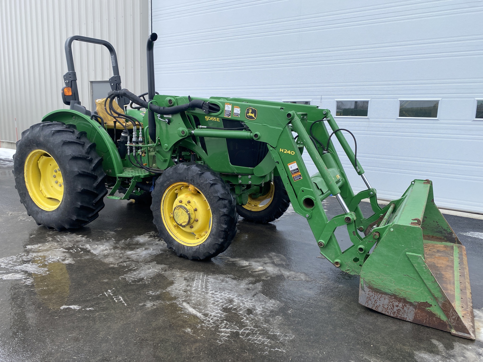 2016 John Deere 5065E Image 7