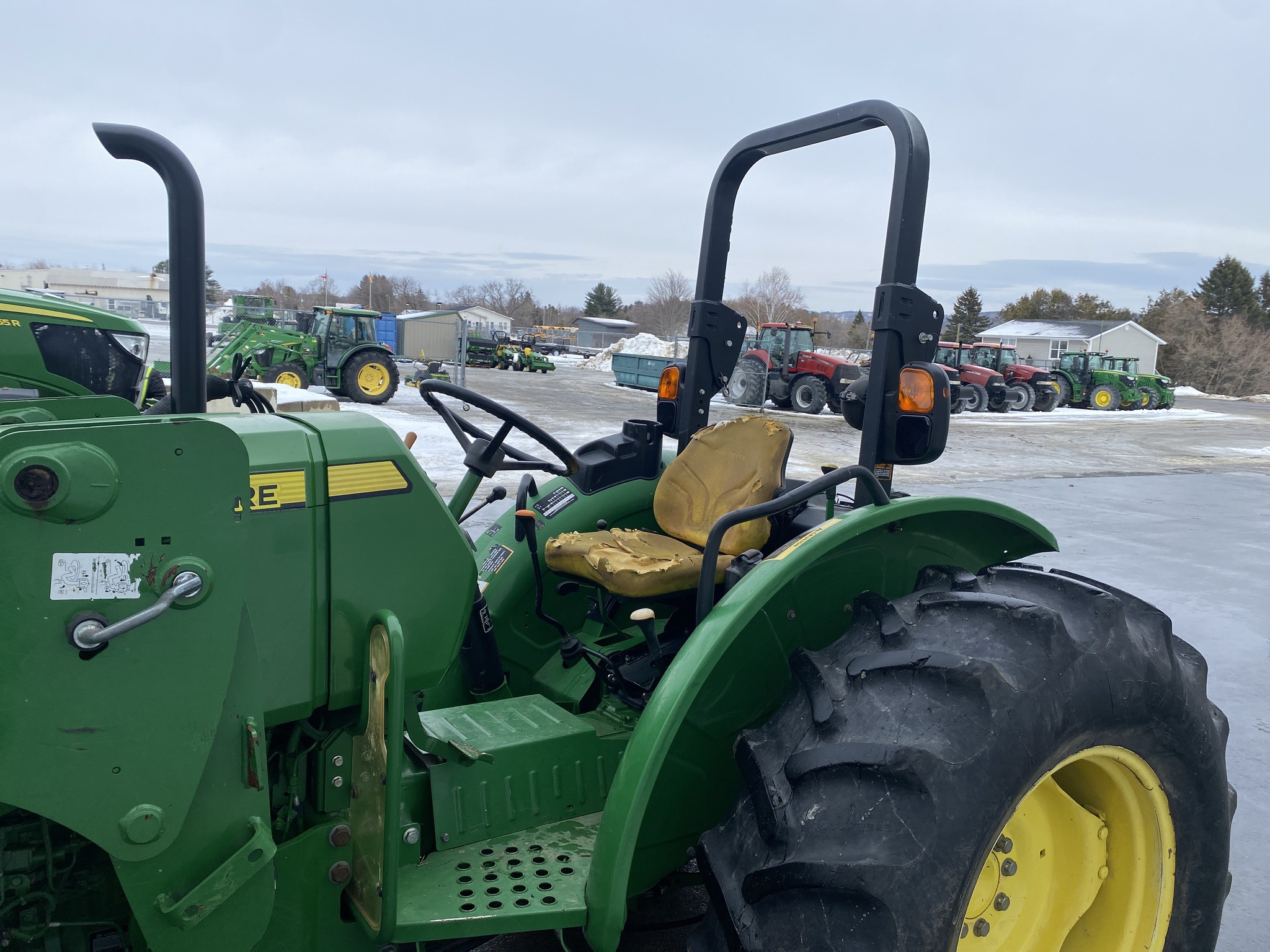 2016 John Deere 5065E Image 2