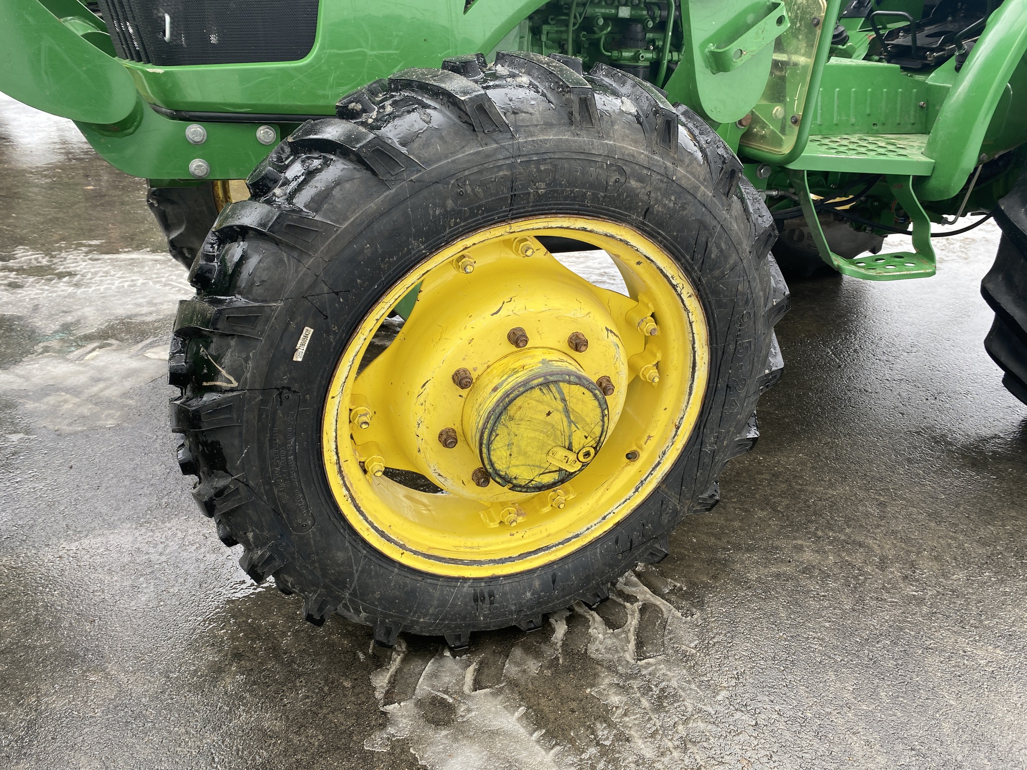 2016 John Deere 5065E Image 4