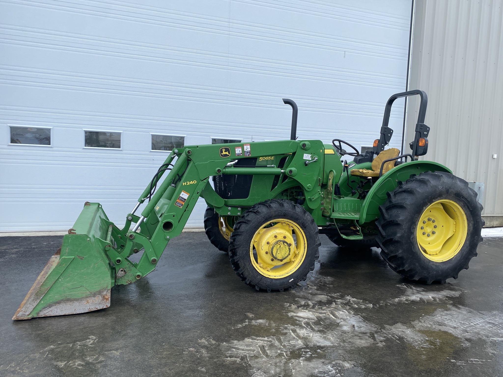 2016 John Deere 5065E Image 1