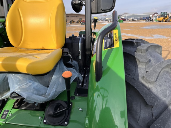 2025 John Deere 5050E - Photo32