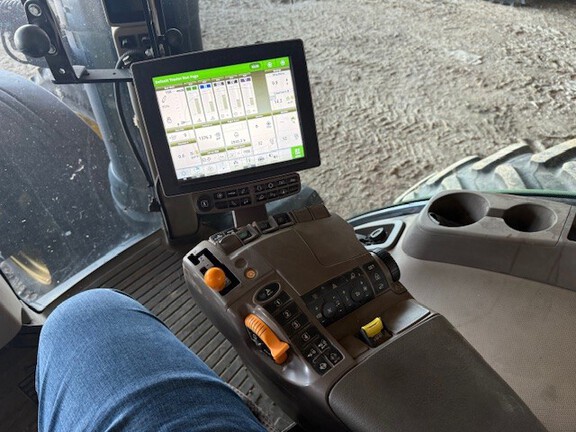 Photo of 2016 John Deere 8320R