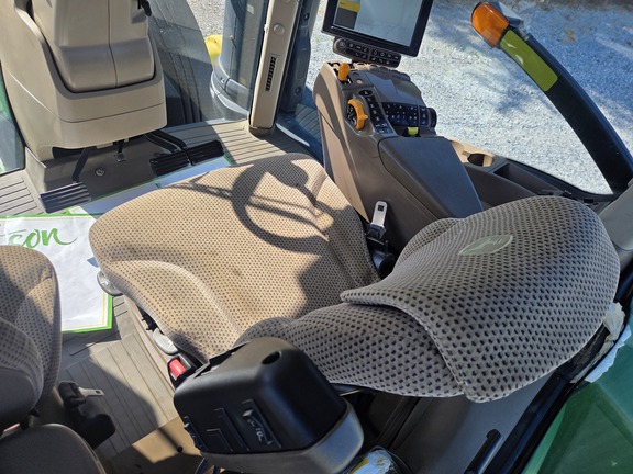 Photo of 2016 John Deere 8320R