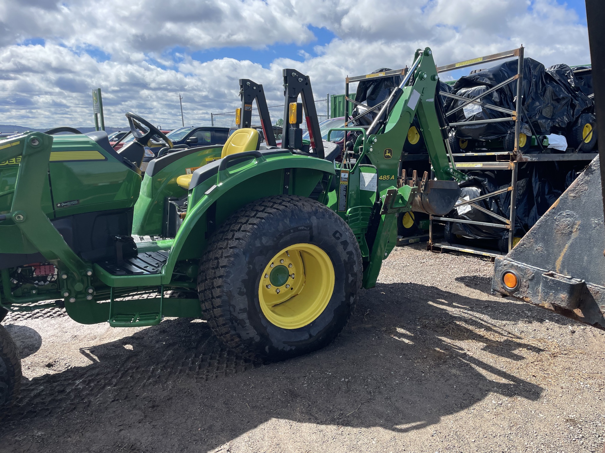 2023 John Deere 4052M Image 4