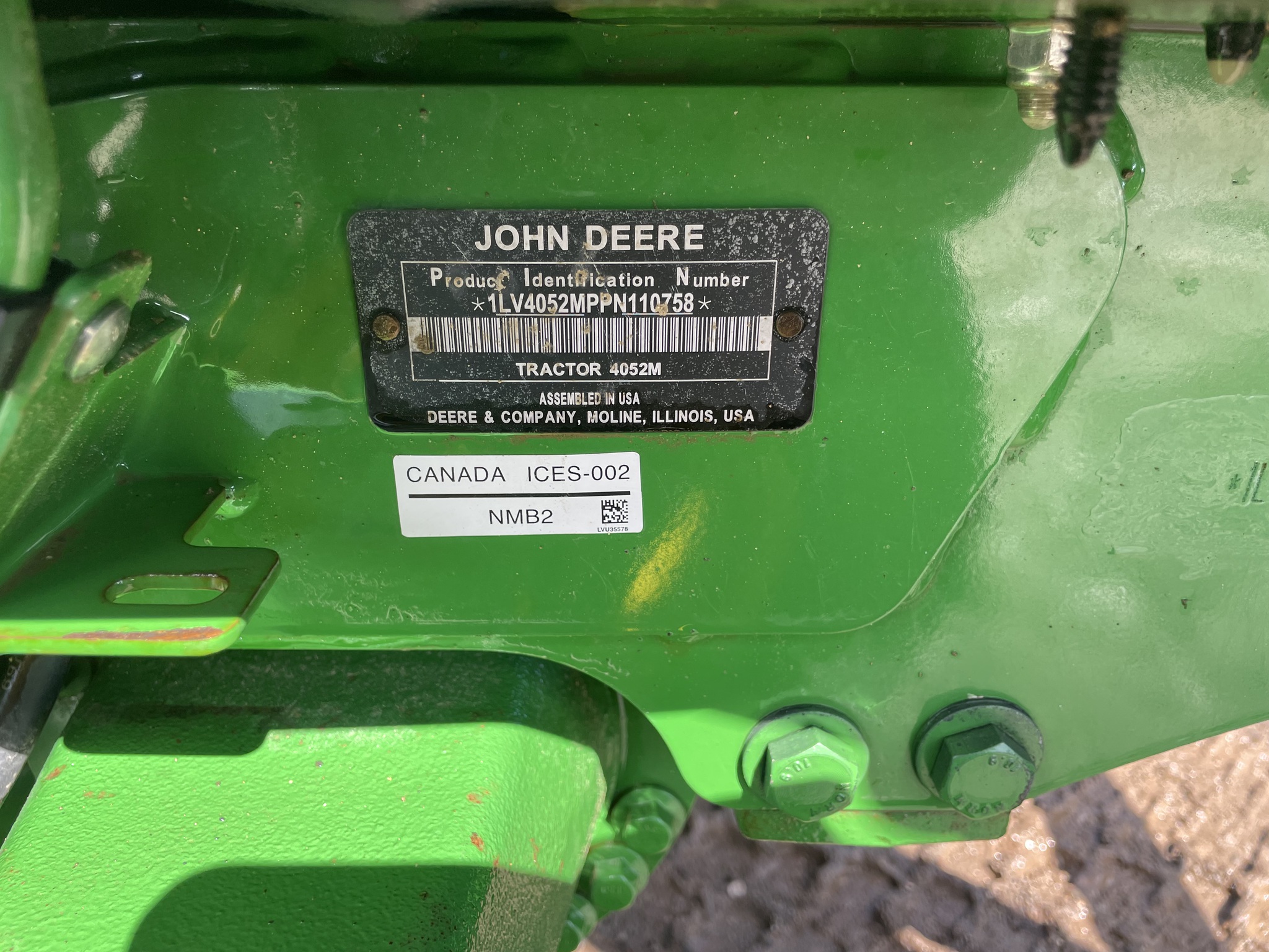 2023 John Deere 4052M Image 9