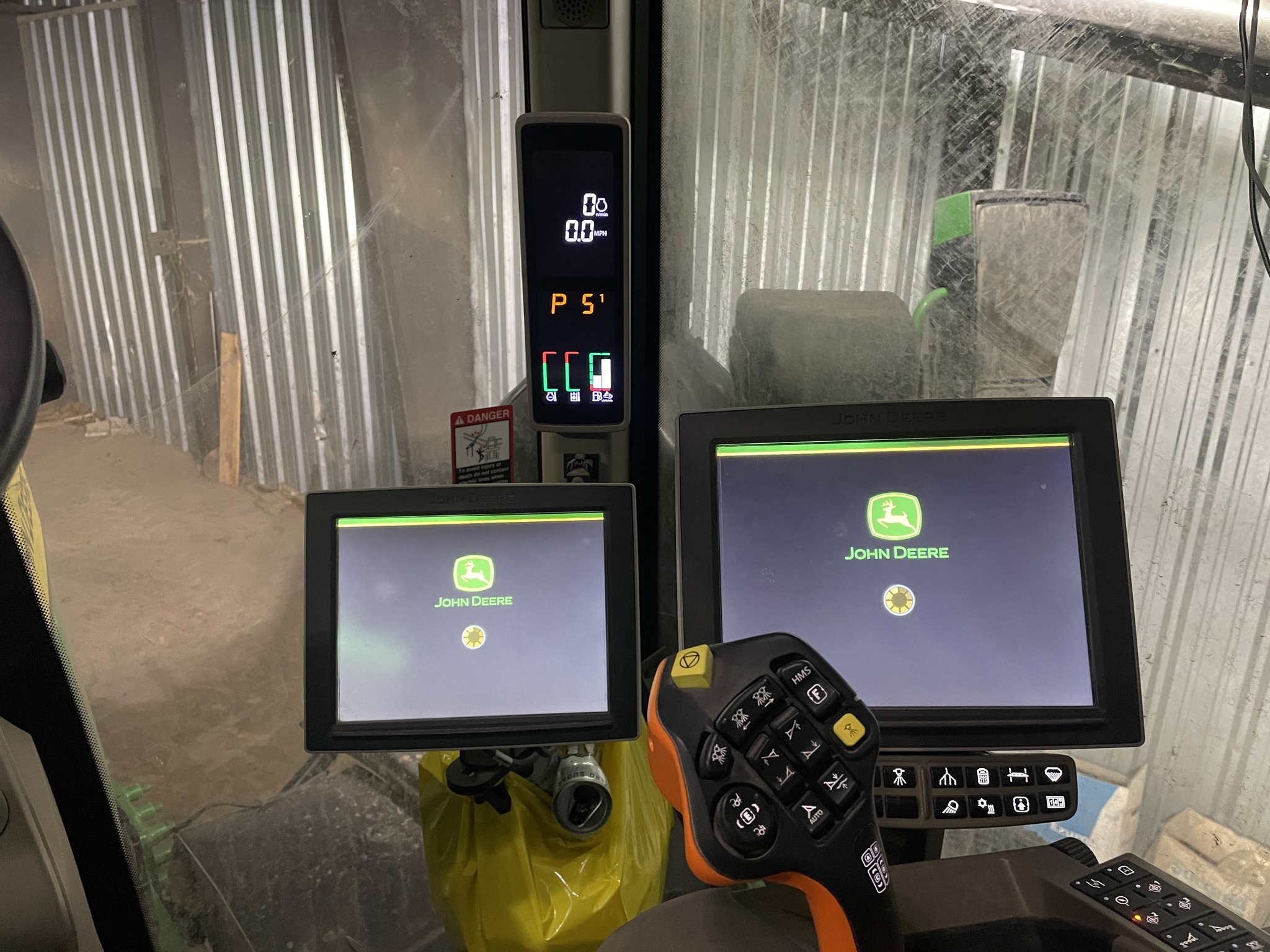 2023 John Deere 800R Image 17