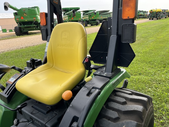2015 John Deere 2032R - Photo19