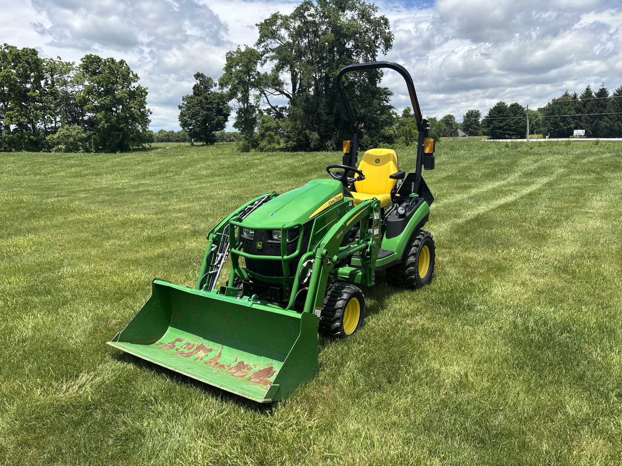 Used 2022 John Deere 1025R Compact Utility Tractors at Koenig Equipment in Knightstown, IN - PhotoXL0