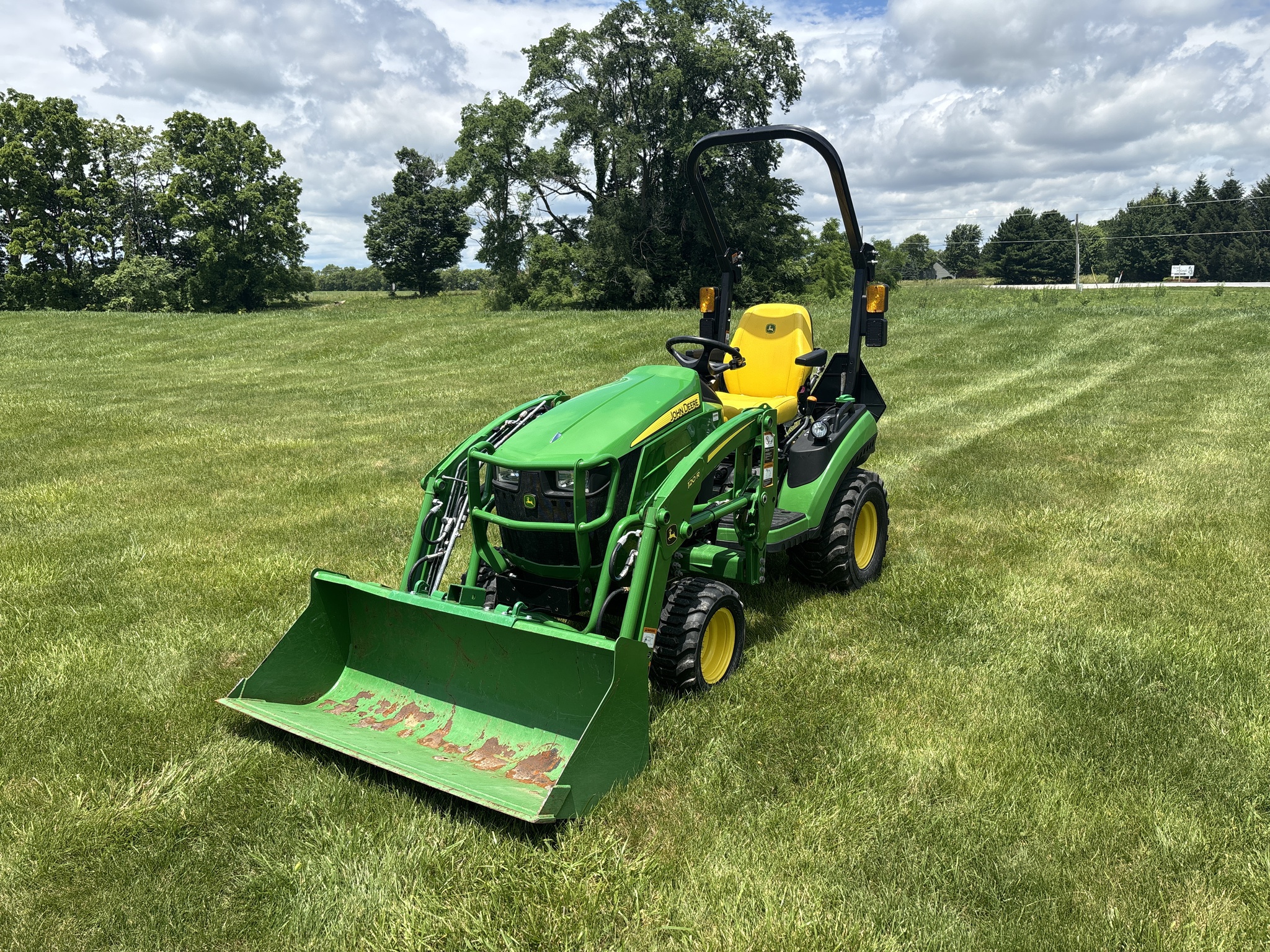 Used 2022 John Deere 1025R Compact Utility Tractors at Koenig Equipment in Knightstown, IN - PhotoXL0
