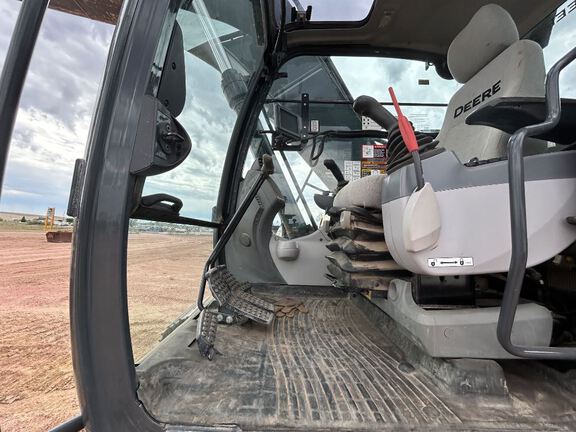 2021 John Deere 210G LC