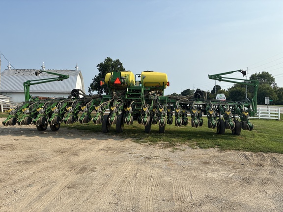 Used 2018 John Deere 1795 Planters: Drawn at Koenig Equipment in Greensburg, IN - Photo3