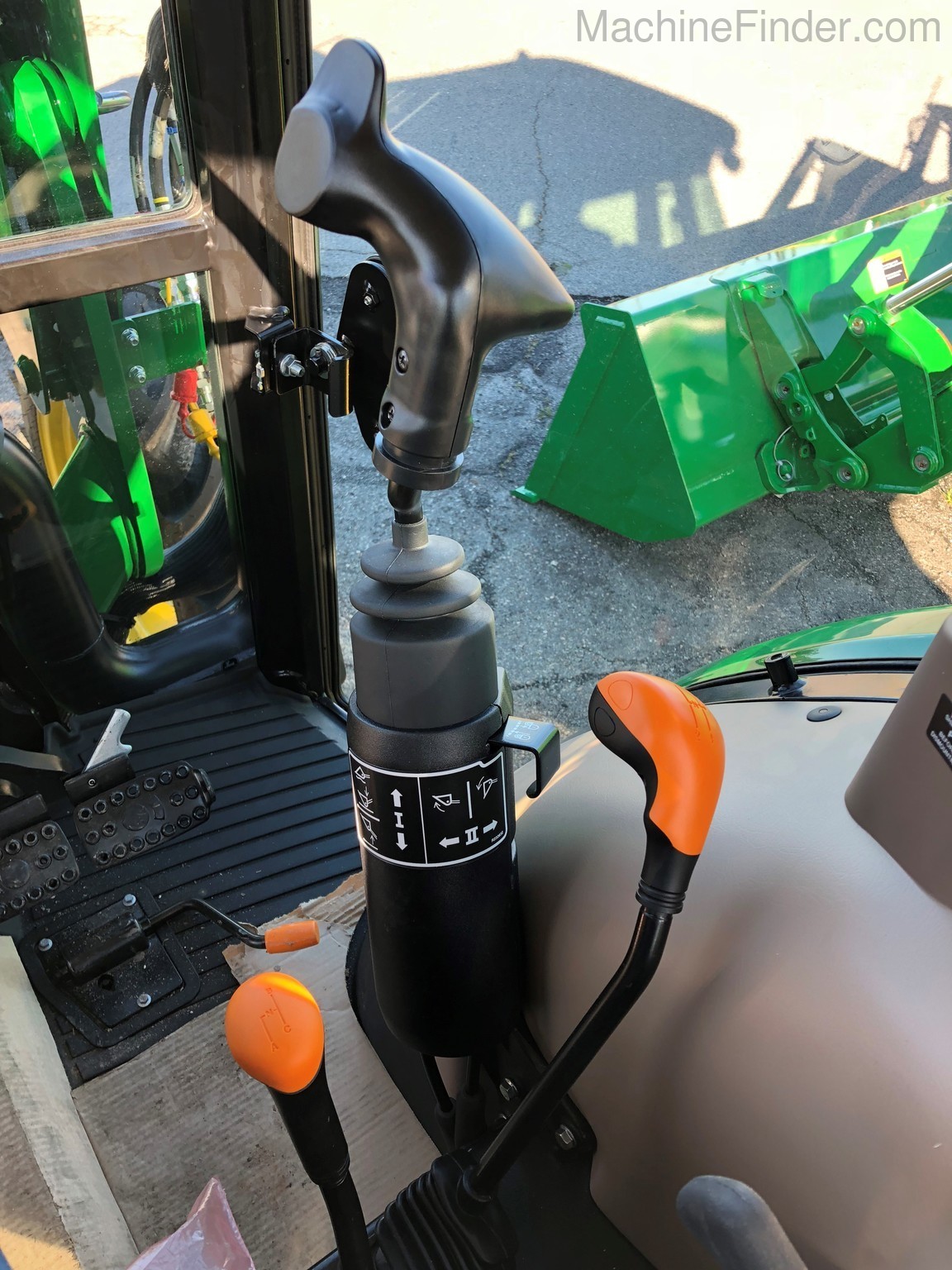 2020 John Deere 5055E Cab w/ Loader Image 4