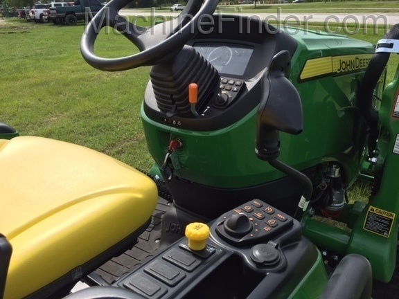 2020 John Deere 3039R WITH LOADER Image 7